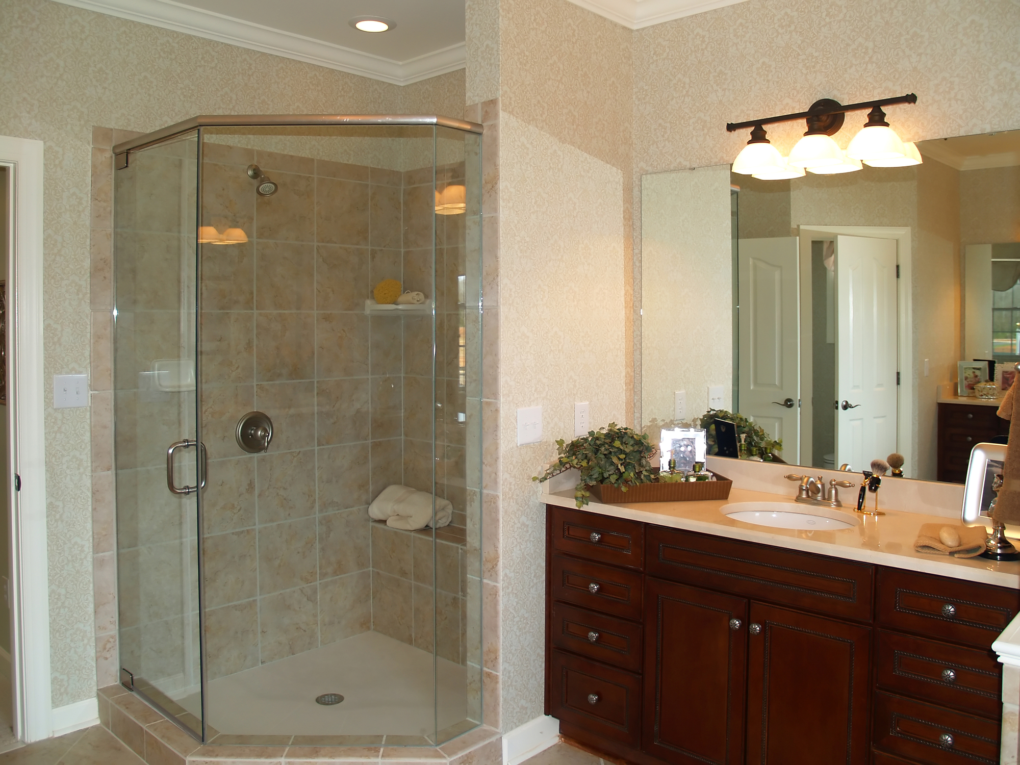 Which Are the Best Glass Shower Enclosures to Renovate your Bathroom? 4 Semi-Frameless Shower Enclosure
